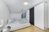 Helles Schlafzimmer mit Zugang zum Balkon
