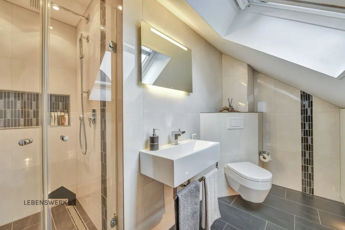 En suite Badezimmer mit Dusche