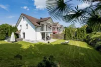 Schöner gepflegter Garten