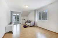 Schlafzimmer oder Büro mit Balkon