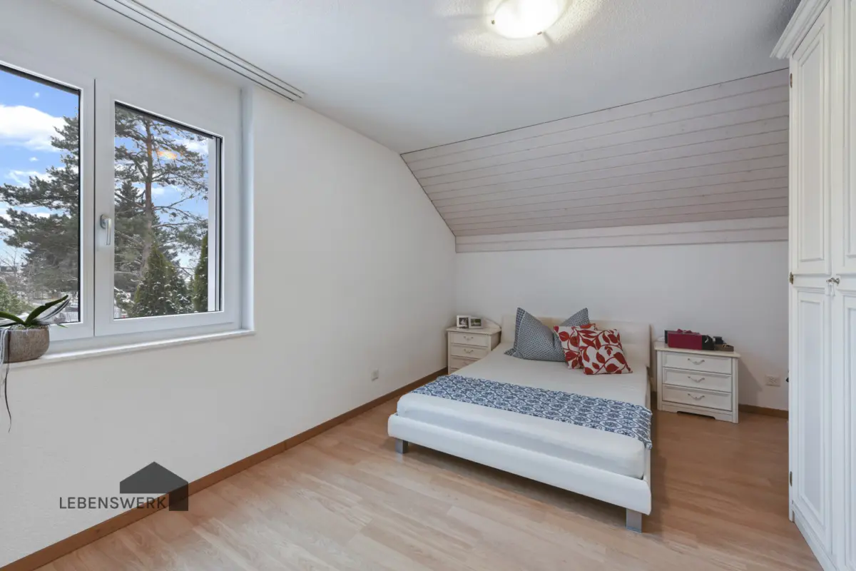 Weiteres geräumiges Schlafzimmer