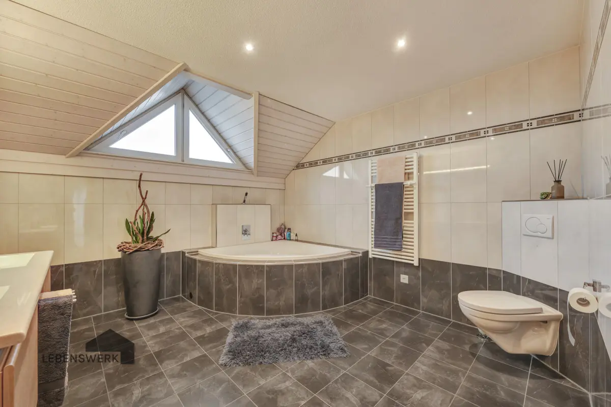 Badezimmer mit grosser Eckbadewanne - Badespass für die ganze Familie