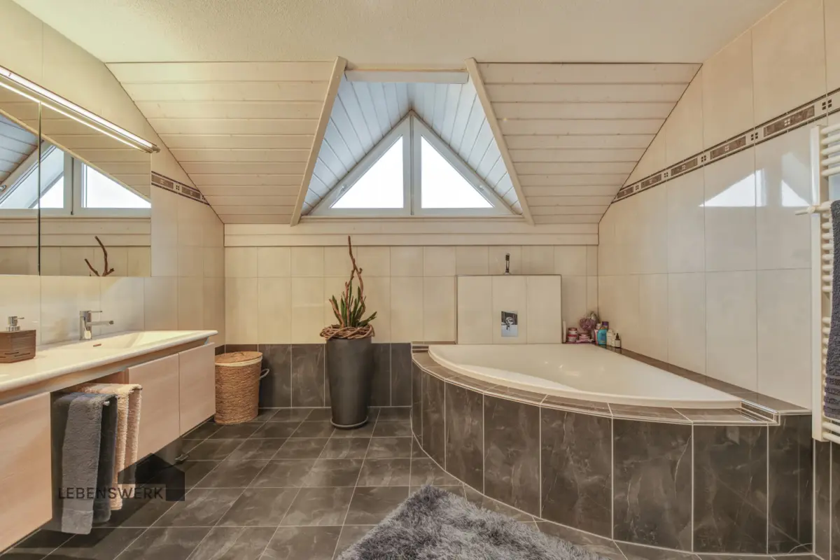 Badezimmer mit grosser Eckbadewanne - Badespass für die ganze Familie