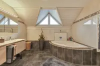 Badezimmer mit grosser Eckbadewanne - Badespass für die ganze Familie