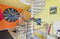 Die Wendeltreppe verbindet die verschiedenen Wohnebenen auf platzsparende Weise.