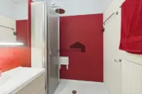 Die grosszügige Dusche überzeugt mit viel Platz und einer praktischen Gestaltung.