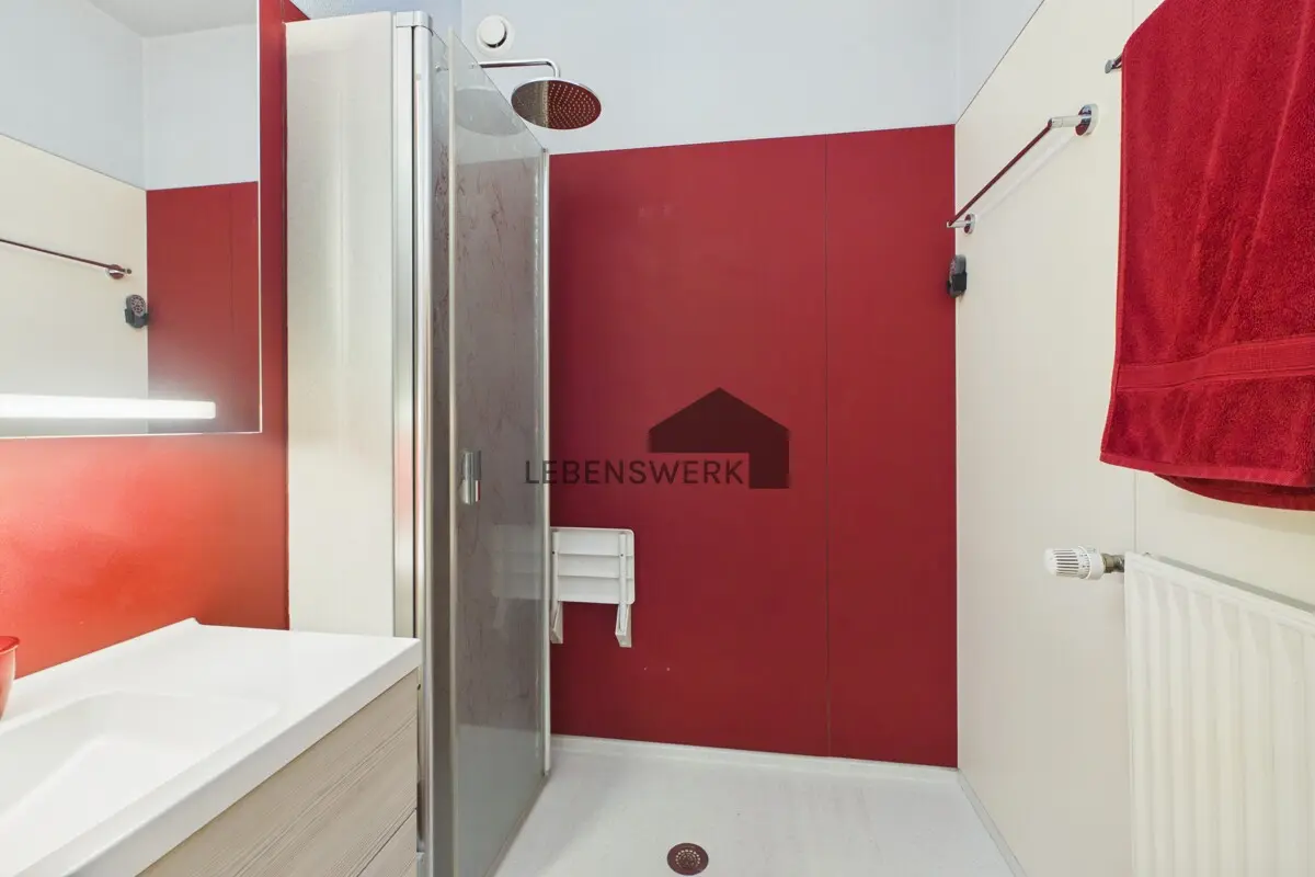 Die grosszügige Dusche überzeugt mit viel Platz und einer praktischen Gestaltung.