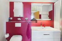 Der moderne Waschtisch mit beleuchtetem Spiegelschrank bietet Komfort im Alltag.