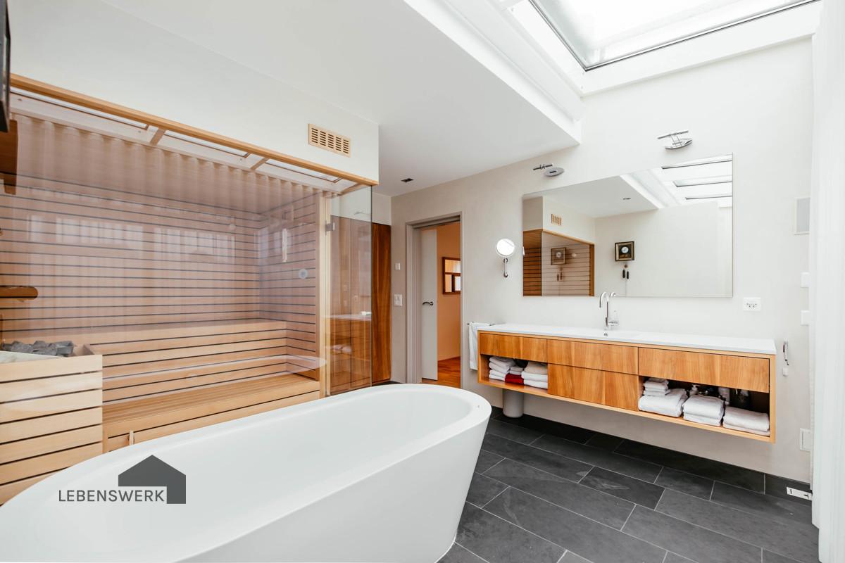 Freistehende Badewanne und grosses Waschbecken