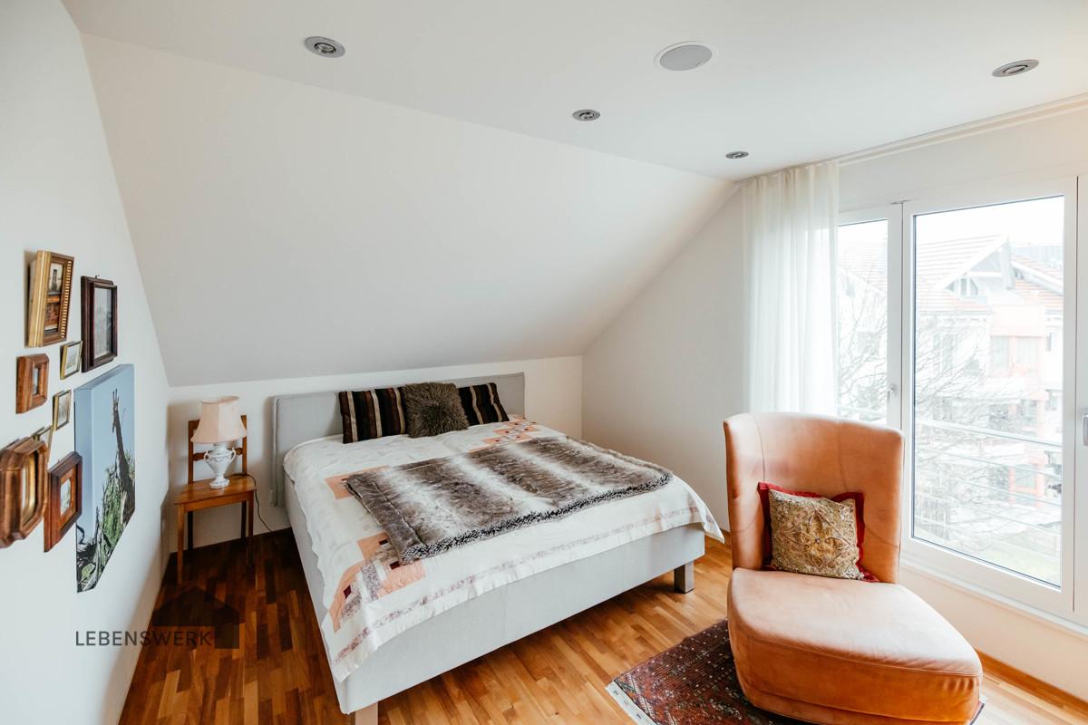 2. Schlafzimmer mit kirschbaum Parkett