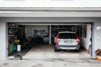 Doppelgarage mit Werkstatt und dahinterliegender Hobbyraum und Weinkeller