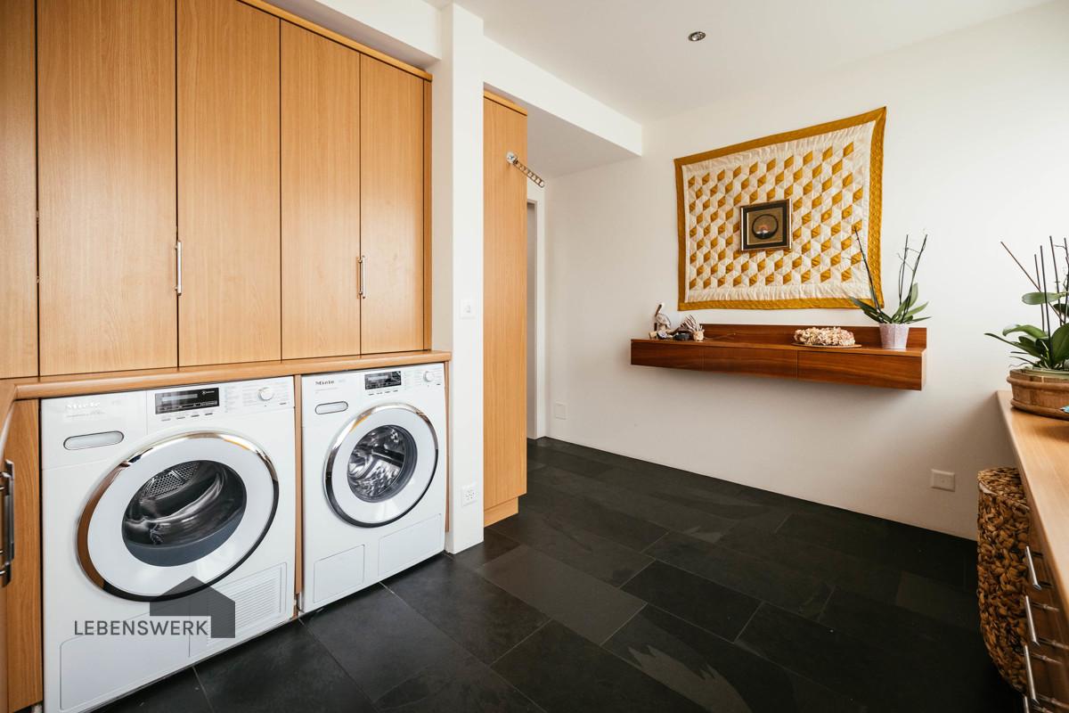 ... mit Lavabo, Waschmaschine und Tumbler