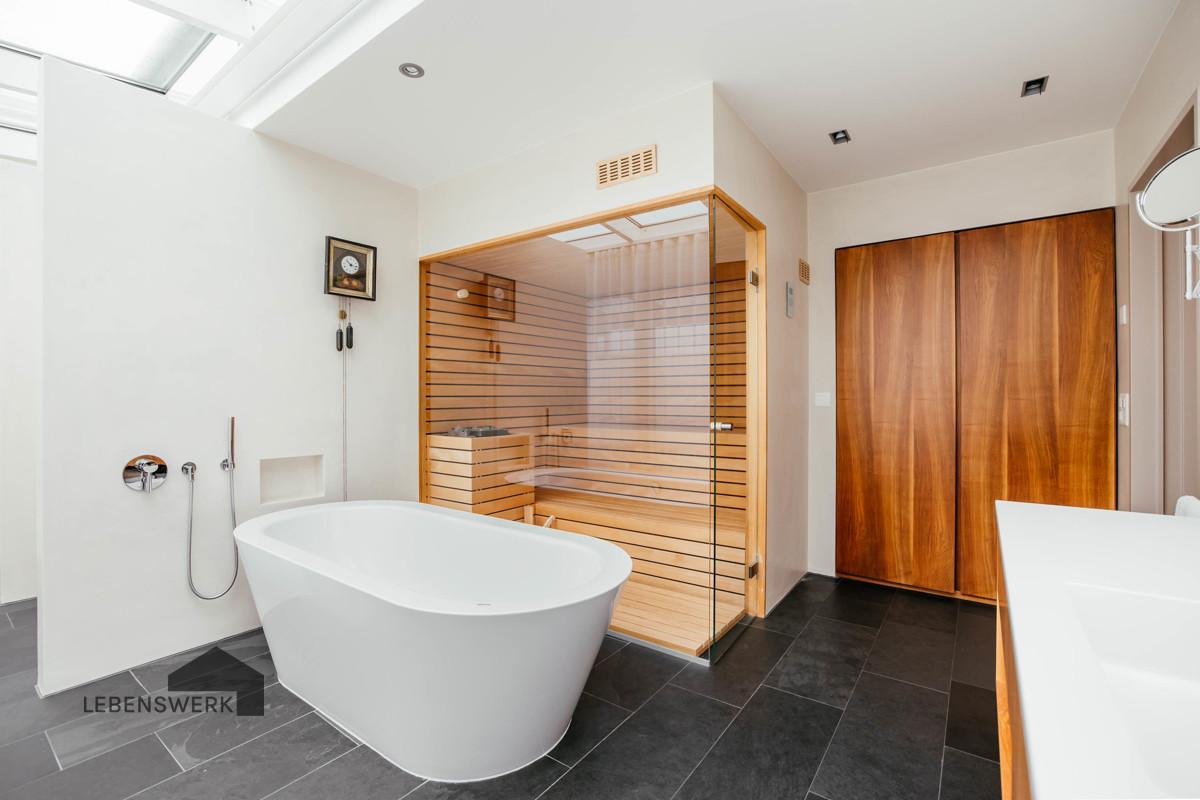 Versteckte Toilette und Regendusche im Hintergrund