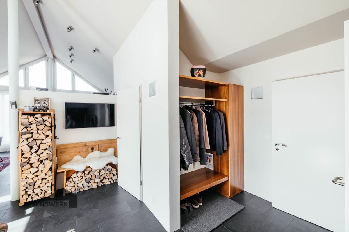Eingangsbereich mit praktischer Einbaugarderobe