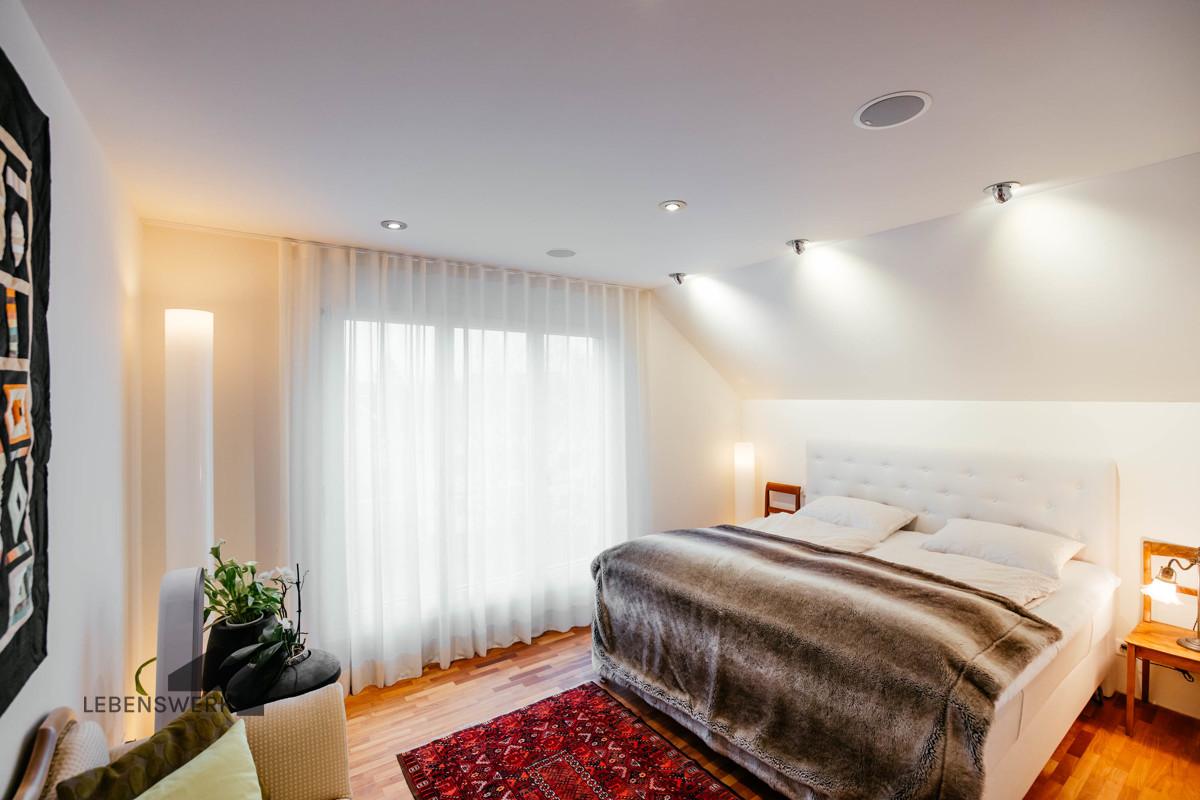 Grosszügiges Hauptschlafzimmer ...