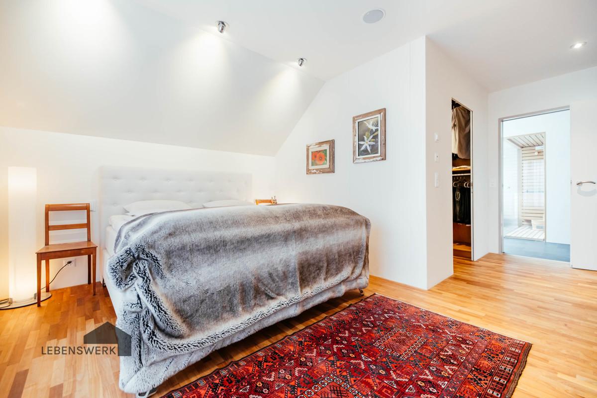 mit Ankleide und ensuite Bad