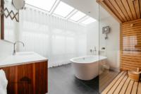 Grosses Masterbadezimmer das keine Wünsche offen lässt