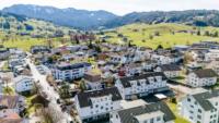Eine malerische Landschaft mit Bergen und Wäldern umgeben