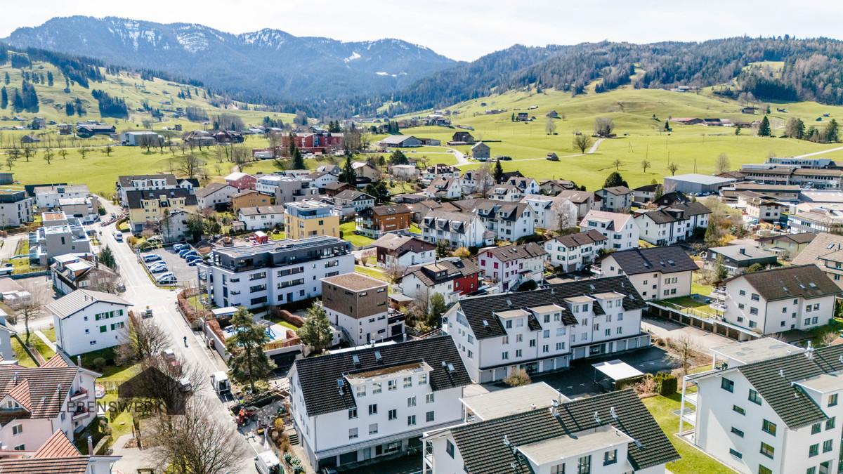 Eine malerische Landschaft mit Bergen und Wäldern umgeben