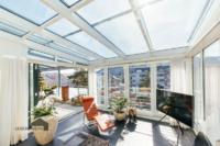 Bodentiefen Fenster und das teilweise ausgebautem Glasdach lassen viel Licht in die Wohnung
