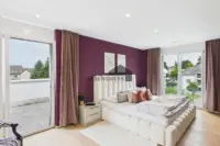 Grosszügiges Schlafzimmer mit direktem Zugang zur privaten Terrasse.