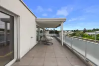 Grosszügige, gedeckte Terrasse; der perfekte Ort zum Entspannen und Geniessen.