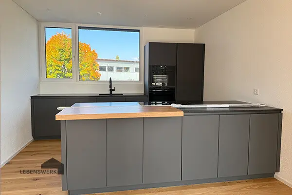 Elegante Küche mit mattgrauen Fronten und klarer Linienführung