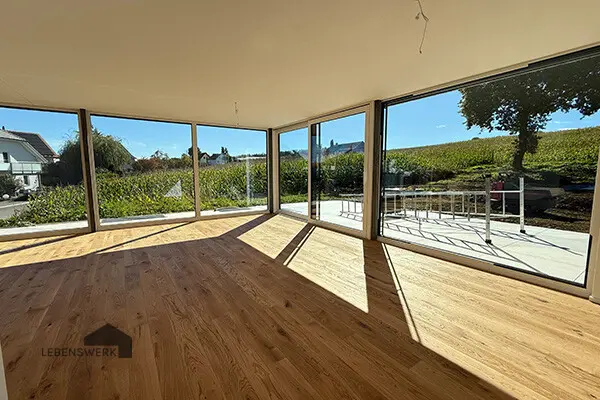 Grosszügige Fensterfronten verbinden Innenraum und Natur harmonisch