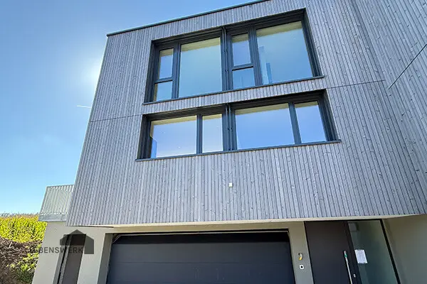 Moderner Holzbau mit klarer Linienführung