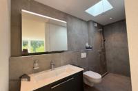 Modernes Bad Ensuite mit Walk-in-Dusche mit Fenster für natürliches Tageslicht