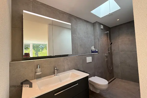 Modernes Bad Ensuite mit Walk-in-Dusche mit Fenster für natürliches Tageslicht