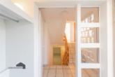 Helle Flächen, klare Linien und eine einladende Treppe heissen Sie Willkommen - Einfamilienhaus mit Einliegerwohnung, nur wenige Schritte vom Bodensee entfernt, Uttwil TG