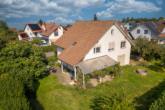 Der weitläufige Garten mit überdachtem Sitzplatz - Einfamilienhaus mit Einliegerwohnung, nur wenige Schritte vom Bodensee entfernt, Uttwil TG