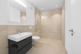 Stilvolles Badezimmer mit bodeneber Dusche