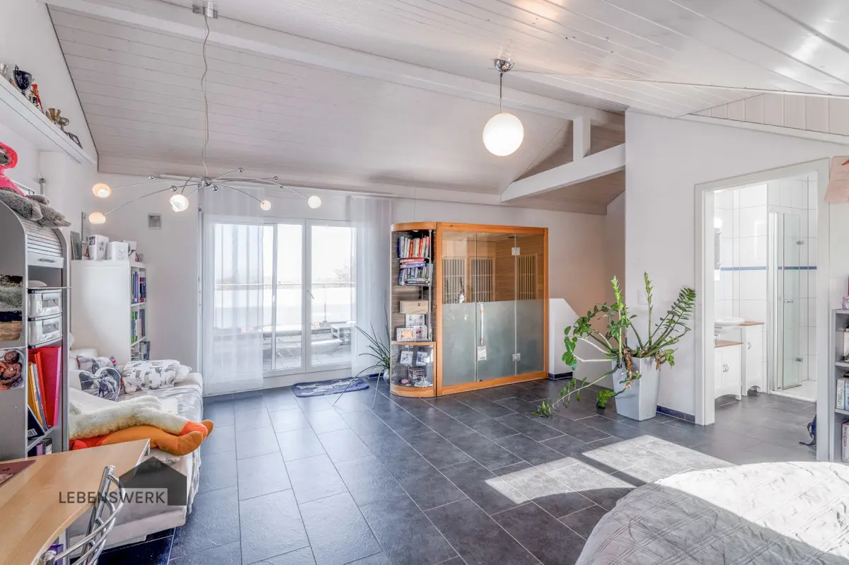 Dachzimmer mit Zugang zur Dachterrasse und privatem Badezimmer