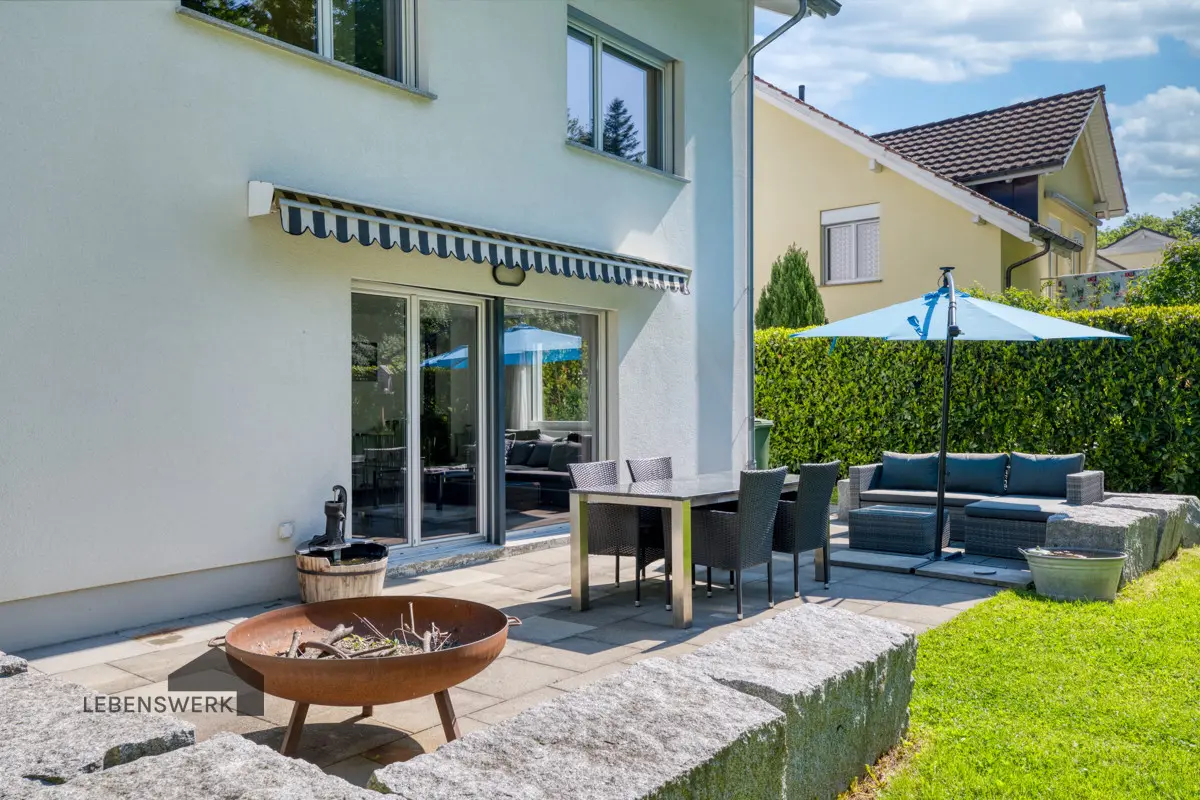 Geniessen Sie sonnige Stunden an Ihrem Sitzplatz im Garten ....