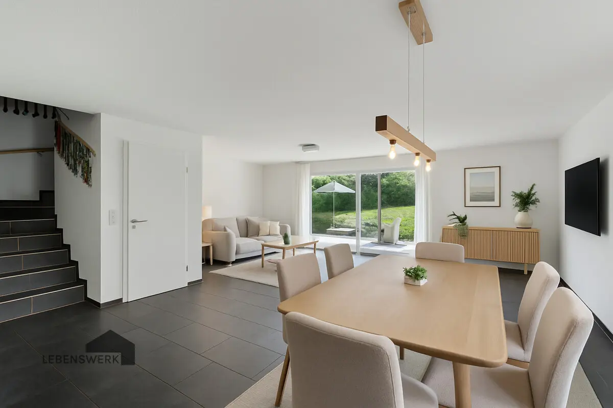 Wohn und Esszimmer mit Zutritt auf die Südterrasse