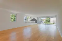 Grosszügiger Wohn- und Essbereich mit viel Tageslicht – offen gestaltet und mit direktem Zugang zum Balkon.