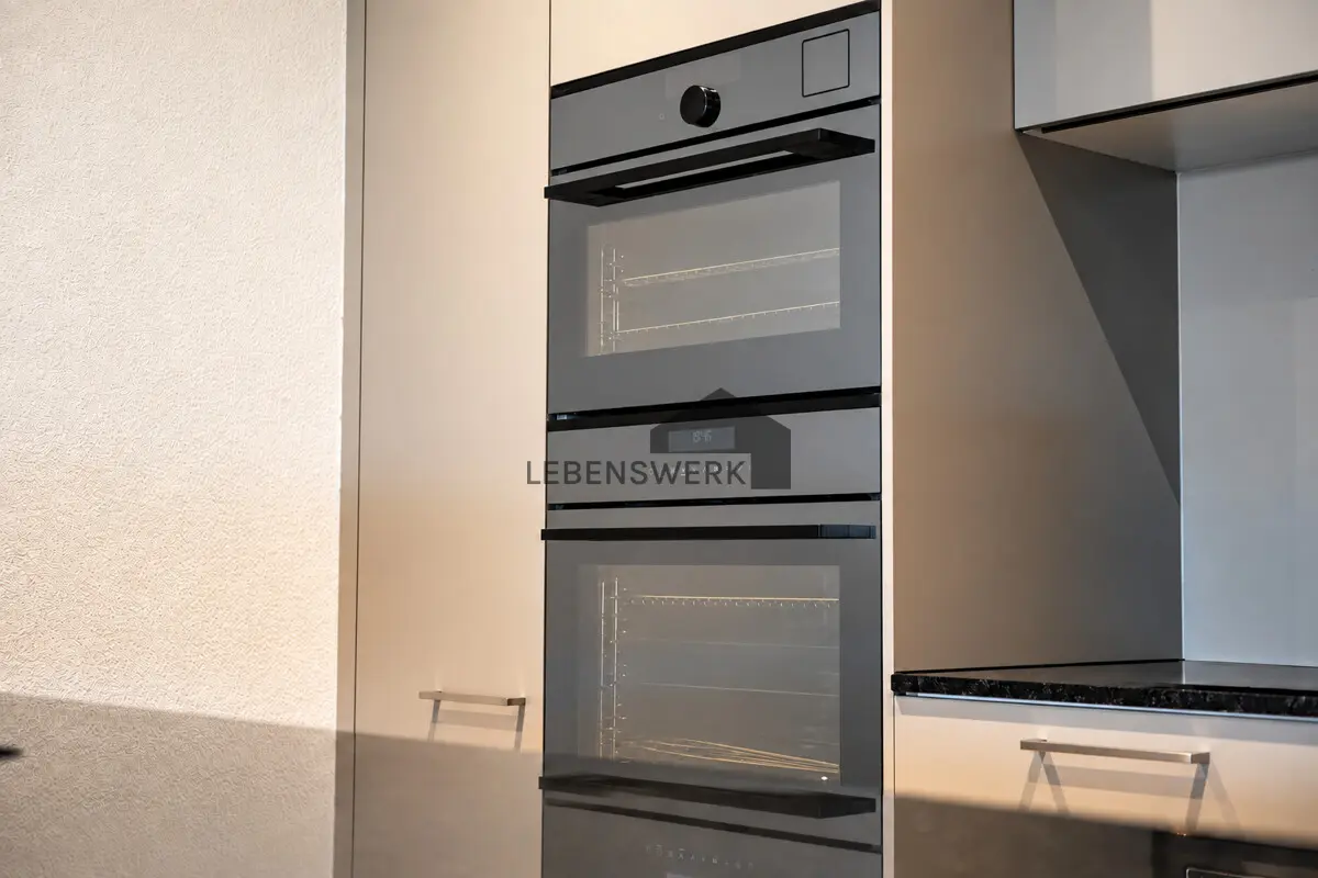 Die elegant integrierten Küchengeräte verbinden modernes Design mit Komfort beim Kochen.