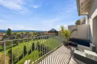 Vom Balkon geniessen Sie den weiten Blick über die Landschaft bis zu den Alpen.