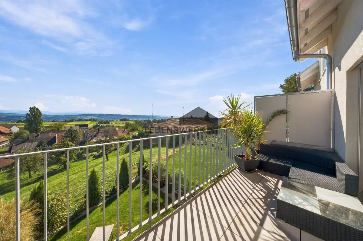 Vom Balkon geniessen Sie den weiten Blick über die Landschaft bis zu den Alpen.