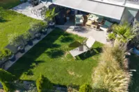 Der gemütliche Garten mit Rasenfläche und gedecktem Sitzplatz lädt zum Entspannen und Geniessen ein.