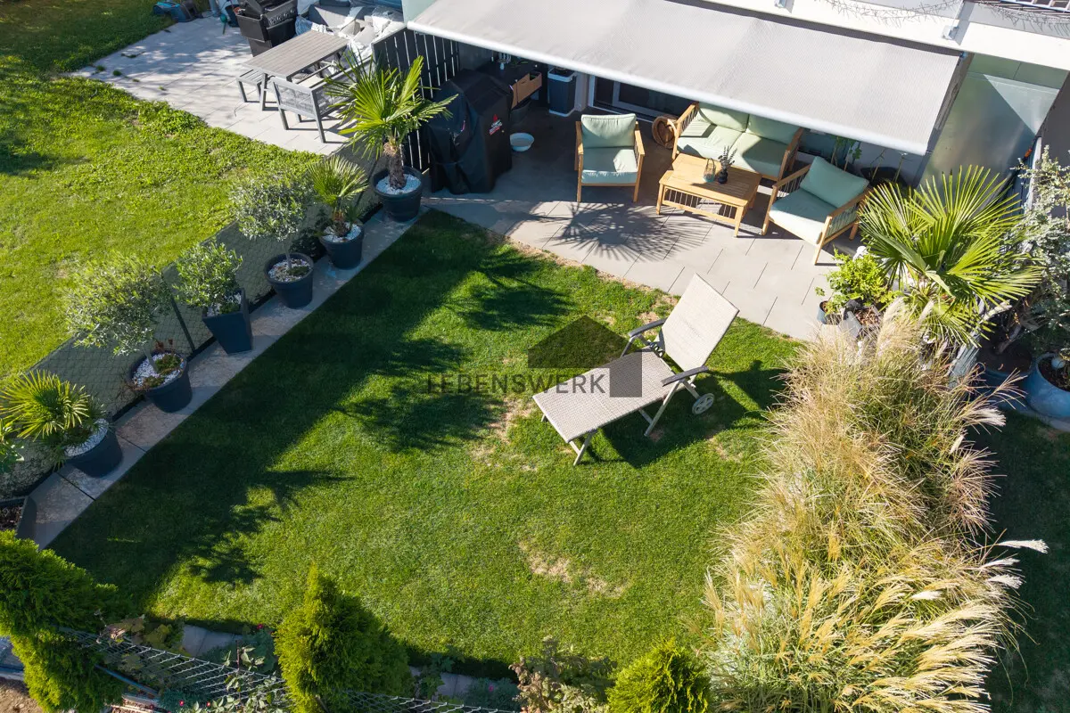 Der gemütliche Garten mit Rasenfläche und gedecktem Sitzplatz lädt zum Entspannen und Geniessen ein.