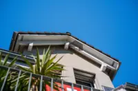 Das moderne Reihenmittelhaus verbindet Wohnen auf drei Ebenen mit einem eigenen Garten und Balkon.
