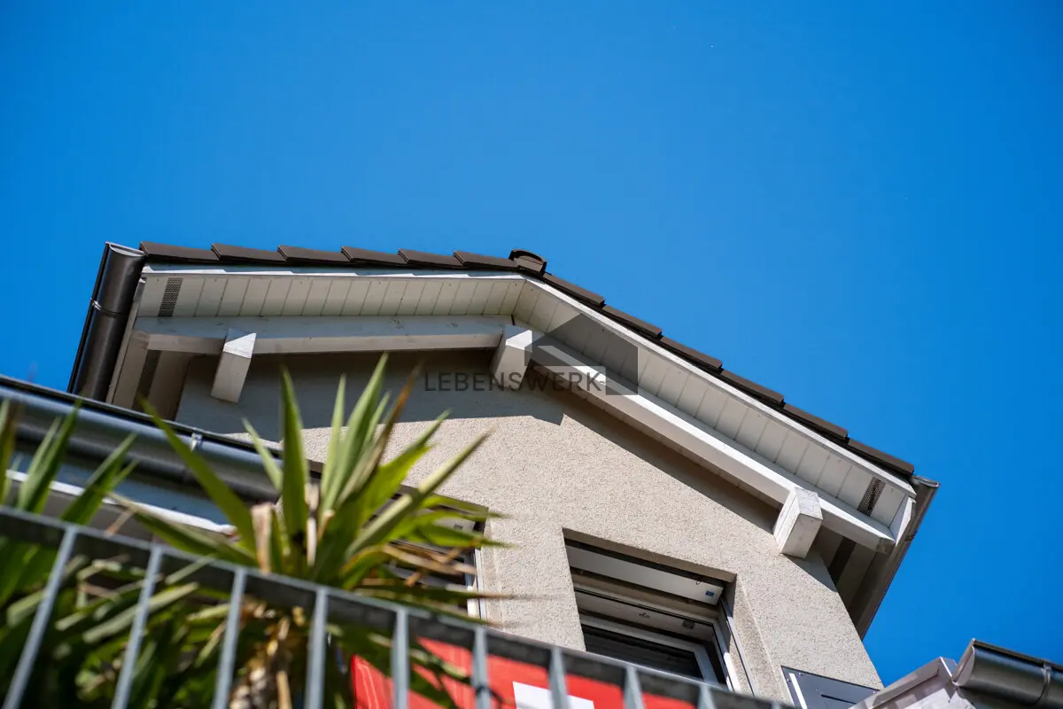Das moderne Reihenmittelhaus verbindet Wohnen auf drei Ebenen mit einem eigenen Garten und Balkon.