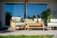Die gedeckte Terrasse und der gemütliche Garten laden zu entspannten Stunden im Freien ein.