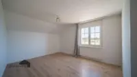 Geräumiges Schlafzimmer mit Blick ins Grüne
