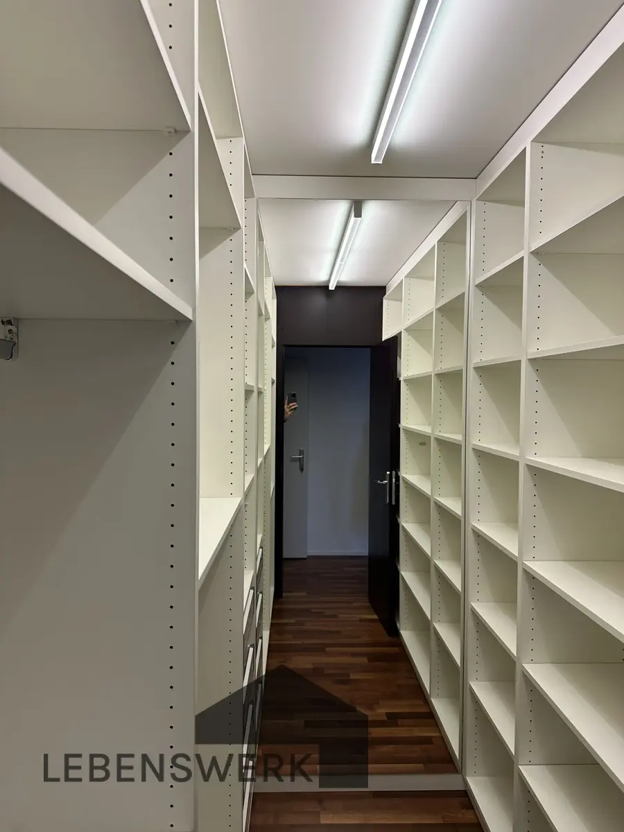 Begehbarer Kleiderschrank im Schlafzimmer