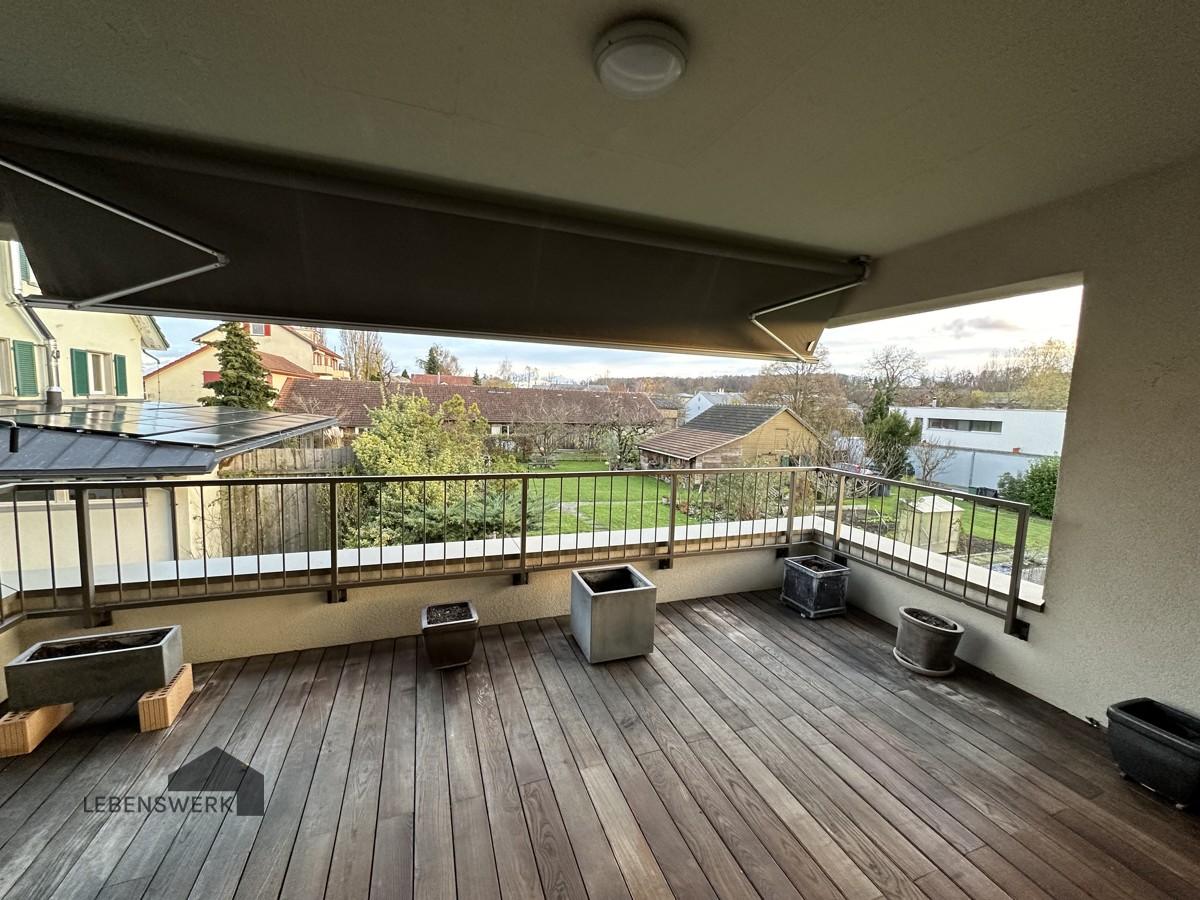 Grosszügige Terrasse für gesellige Sommerabende