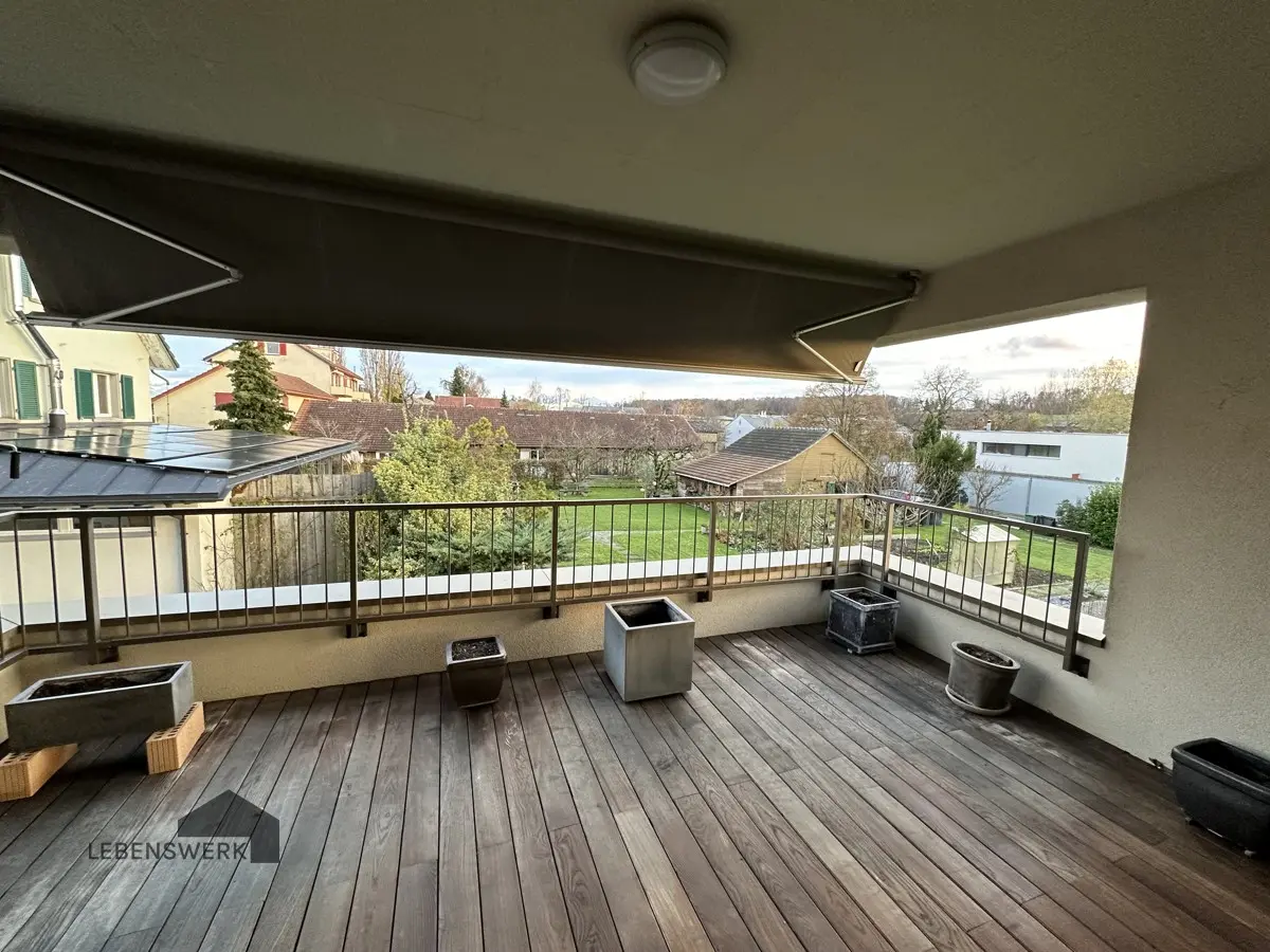 Grosszügige Terrasse für gesellige Sommerabende